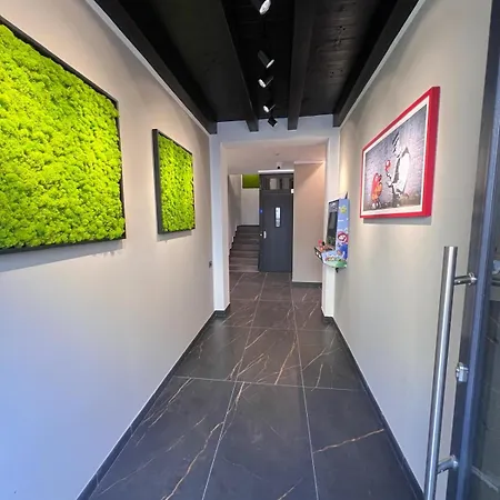 Cinque Terre Hub 12 *